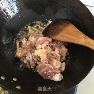 Stir-fried Qingyuan Chicken with Mushrooms recipe