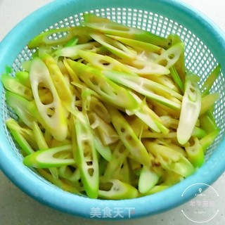 Fried Pickled Cabbage with Small Bamboo Shoots recipe