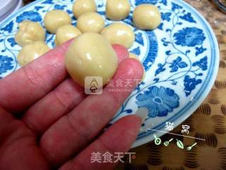 Cantonese Egg Yolk Mooncake recipe