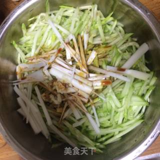 Cucumber Mixed with Tofu Shreds recipe