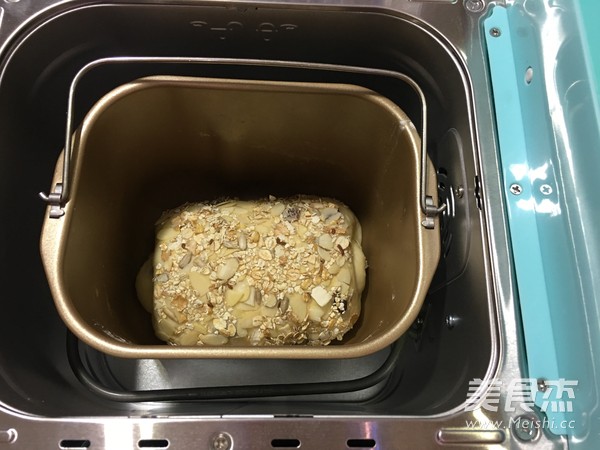 Breadmaker Version Dried Fruit Oatmeal Toast recipe