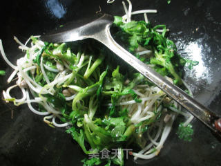 Stir-fried Green Bean Sprouts with Wormwood recipe