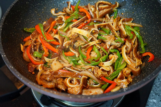 Spicy Stir-fried Pork Ears -------- Practice with Braised Pork Ears recipe