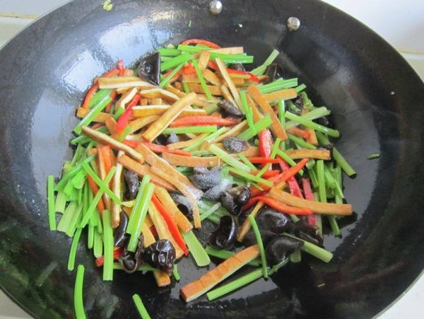 Stir-fried Celery Fungus with Fragrant Dried recipe