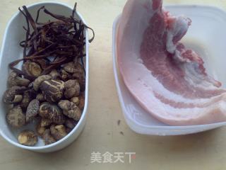 Braised Pork with Mushroom and Golden Needles recipe