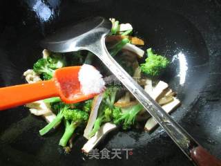 Stir-fried Broccoli with Sliced Mustard recipe