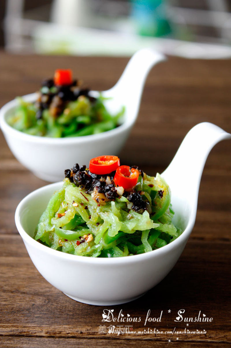 Leave Only The Delicacy But Not The Bitterness-----shredded Black Pepper and Bitter Gourd recipe