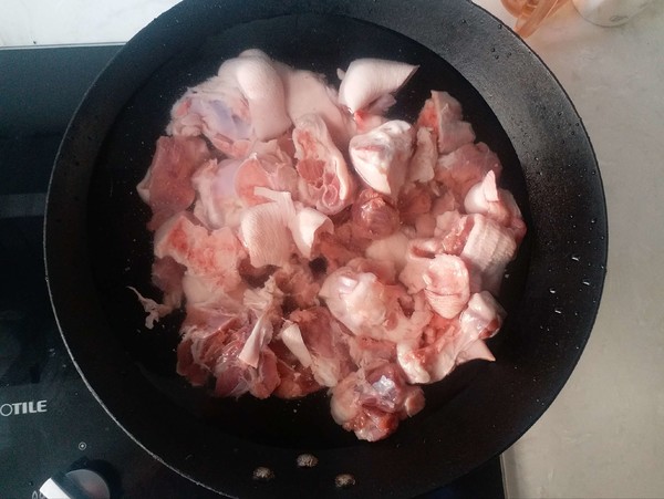 Braised Spicy Pork Trotters with Hard Vegetables on New Year's Eve recipe