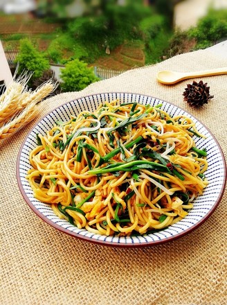 Fried Noodles with Leek and Silver Bud