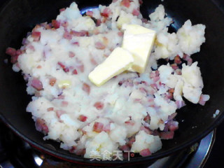 #四session Baking Contest and It's Love to Eat Festival# Baked Sausage with Potato Mash and Chrysanthemum Bread recipe