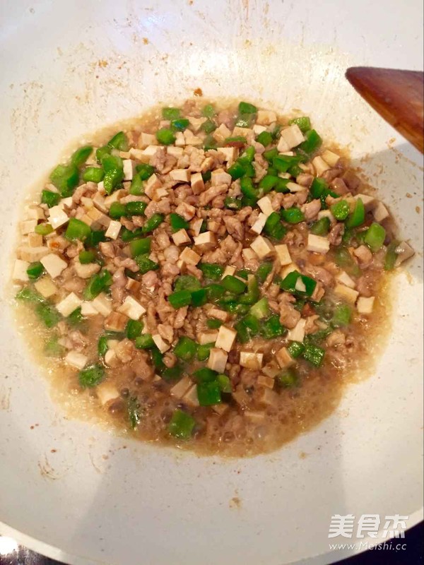 Sweet Pepper Tofu and Minced Pork Omelet Rice recipe