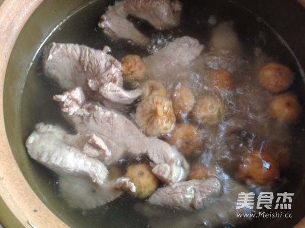 Lean Meat Soup with Figs in Clay Pot recipe