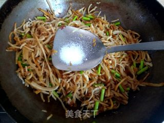 Stir-fried Shredded Cake with Garlic Moss recipe