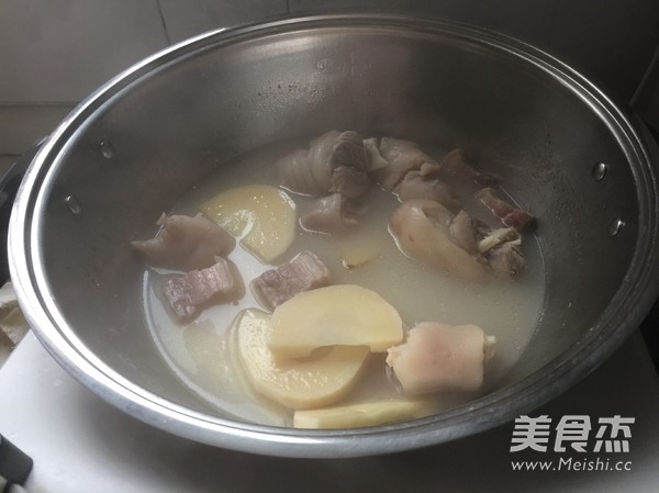 Winter Bamboo Shoots Trotters Soup recipe