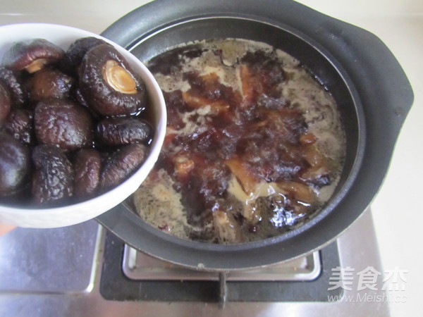 Braised Pork Ribs with Mushroom and Quail Egg recipe