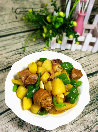 Stewed Pork Pork with Potatoes and Green Peppers