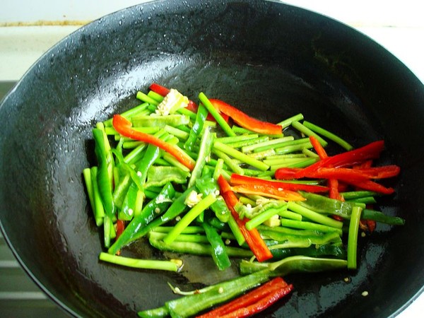 Stir-fried Rice Cake with Garlic Stalks recipe