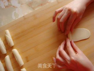 【china】creative Chinese White-crust Pastry: Red Plum and Primula recipe