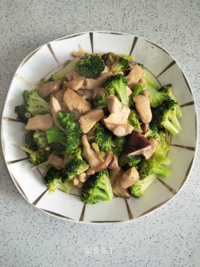 Stir-fried Broccoli with Chicken Breast and Shiitake Mushrooms recipe