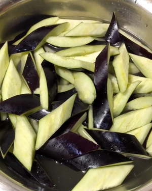 The Practice of Flavored Eggplant Crispy without Oil Absorption recipe