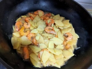 Fried Potato Chips with Green Shrimp recipe