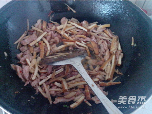 Stir-fried Lean Pork with Soaked Ginger Dried Beans recipe