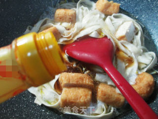 Sliced Noodles with Oily Tofu and Mung Bean Sprouts recipe