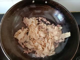 Stir-fried Pork with Parsley recipe