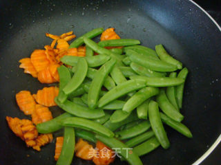 Family Refreshing Stir-fried "lotus Root Honey Beans" recipe