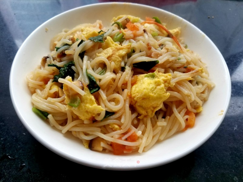 Stir-fried Noodles with Tomato, Egg and Mushroom recipe