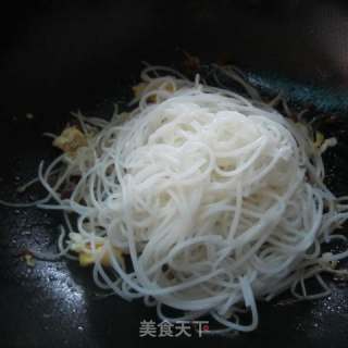 Fried Noodles with Sprouts recipe