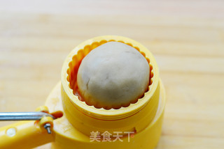 Private Recipes are Open-cantonese-style Lotus Paste Egg Yolk Mooncakes recipe