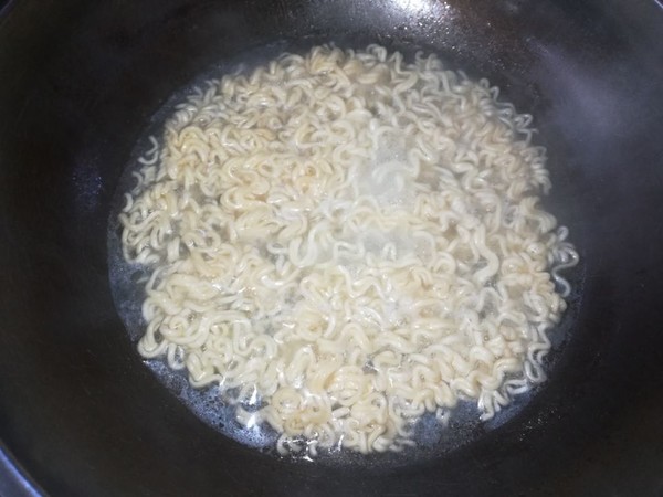 #中卓牛骨汤面# Fried Instant Noodles with Shredded Pork recipe