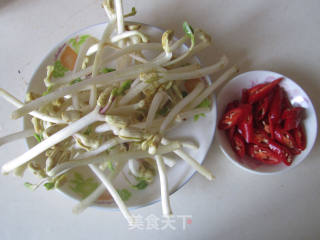 Stir-fried Peanut Buds with Red Pepper recipe