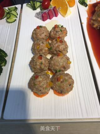 Steamed Meatballs with Horseshoe Parsley recipe