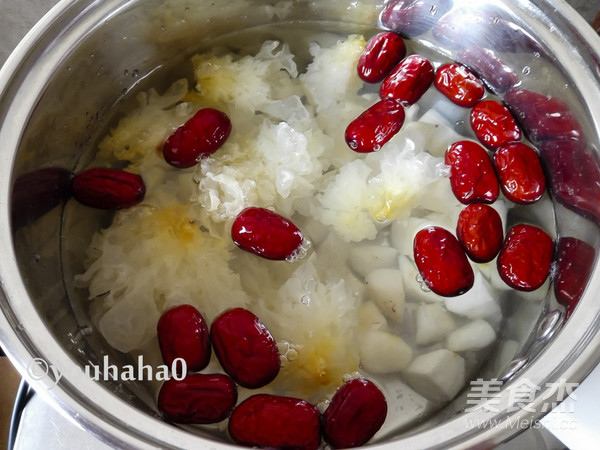 Water Chestnut and White Fungus Sweet Soup recipe