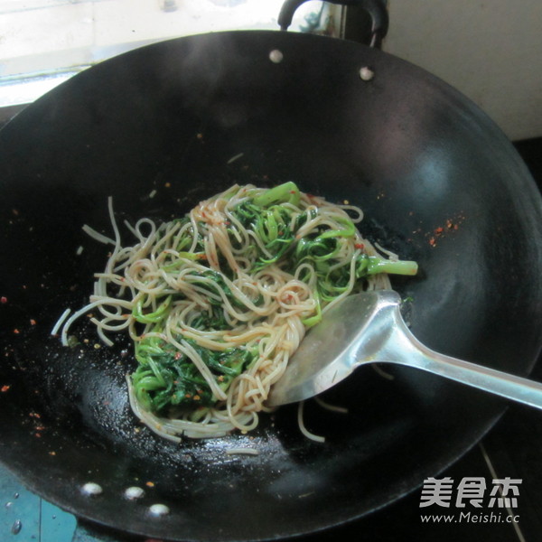 Stir-fried Noodles with Water Spinach recipe