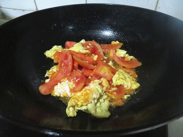 Stir-fried Noodles with Tomatoes and Eggs recipe