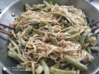 Steamed Noodles with Beans and Garlic Moss recipe