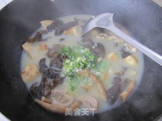 Stewed River Mussel with Mushrooms and Fungus recipe