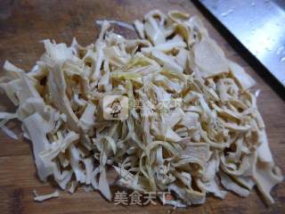 Stir-fried Bamboo Shoots with Black Fungus and Peanuts recipe