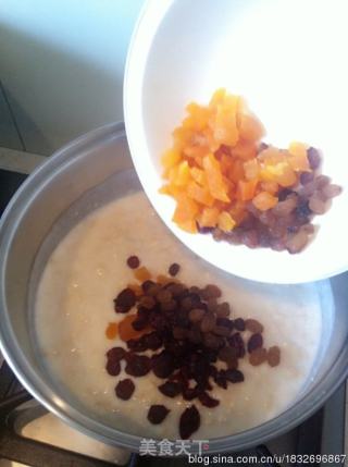 Nutritious and Healthy Quick Breakfast-oatmeal with Dried Fruit recipe