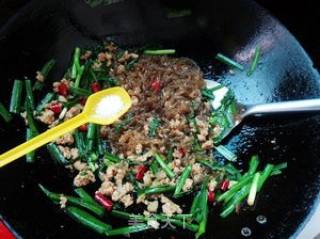 Stir-fried Vermicelli with Minced Meat and Chives recipe