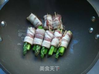 Pan-fried Bacon and Asparagus Rolls recipe