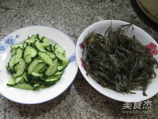 Stir-fried River Prawns with Cucumber recipe