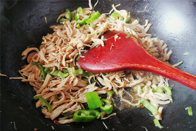 Shredded Chicken with Vine Peppers recipe