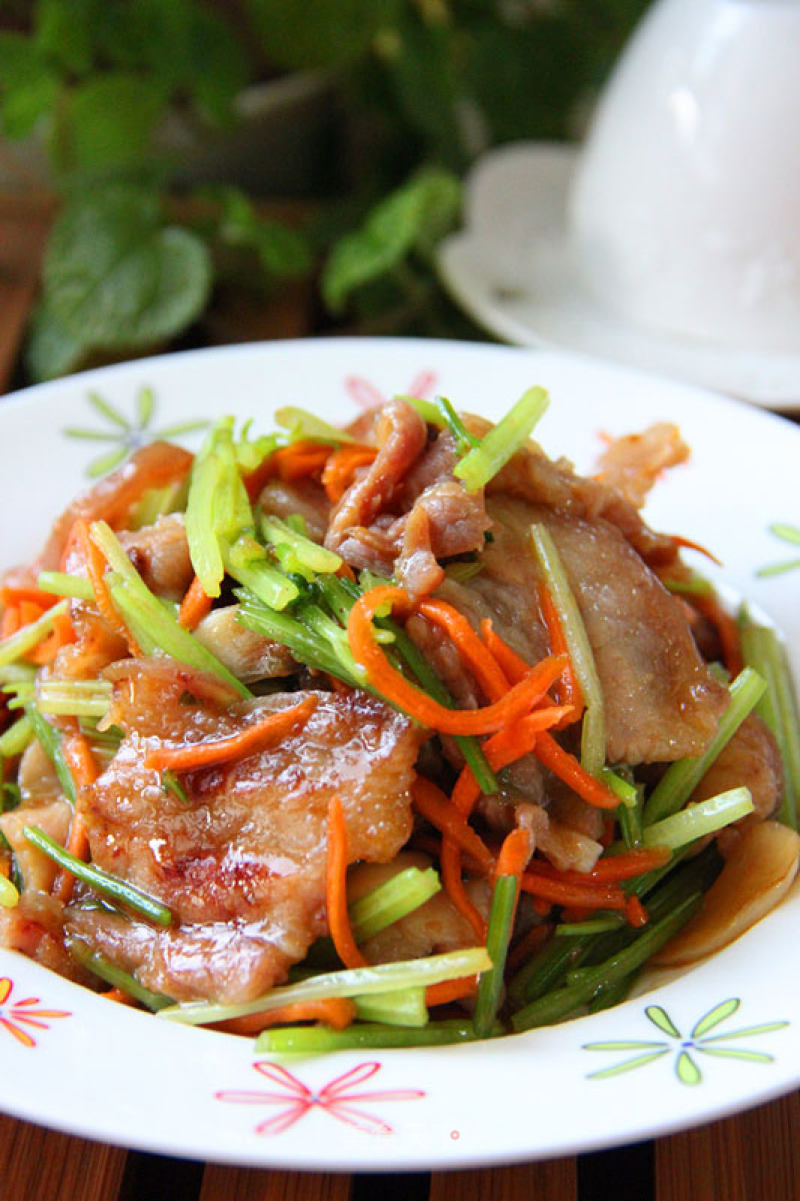 Stir-fried Pork Belly with Parsley recipe