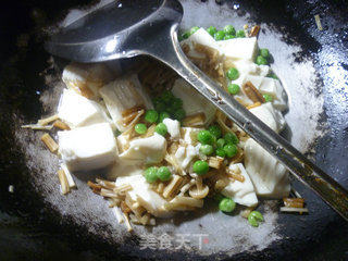 Tofu Soup with Green Peas and Enoki Mushroom recipe