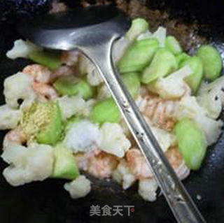Stir-fried Cauliflower with Shrimp and Loofah recipe