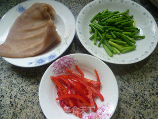 Stir-fried Pork Ears with Garlic Stalks recipe